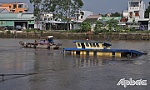 Sà lan chở cát chìm trên kinh Chợ Gạo