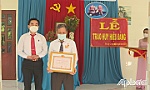 Lãnh đạo các huyện và ngành Công an trao Huy hiệu Đảng
