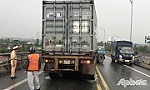 Va chạm trên cầu Rạch Miễu, kẹt xe kéo dài