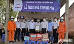Trao tặng 5 nhà tình nghĩa và 20 máy tính cho học sinh