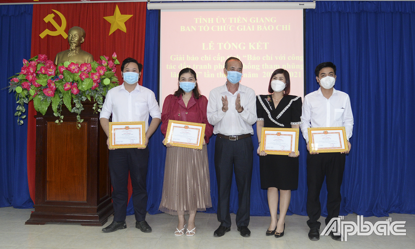 Đồng chí Trần Thanh Hiền, Phó Trưởng Ban Tuyên giáo Tỉnh ủy, Trưởng Ban Giám khảo giải báo chí trao giải cho các tác giả.