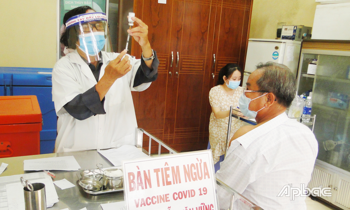 Các địa phương đang ráo riết đẩy nhanh tiến độ tiêm chủng cho dân với số vắc xin được phân bổ
