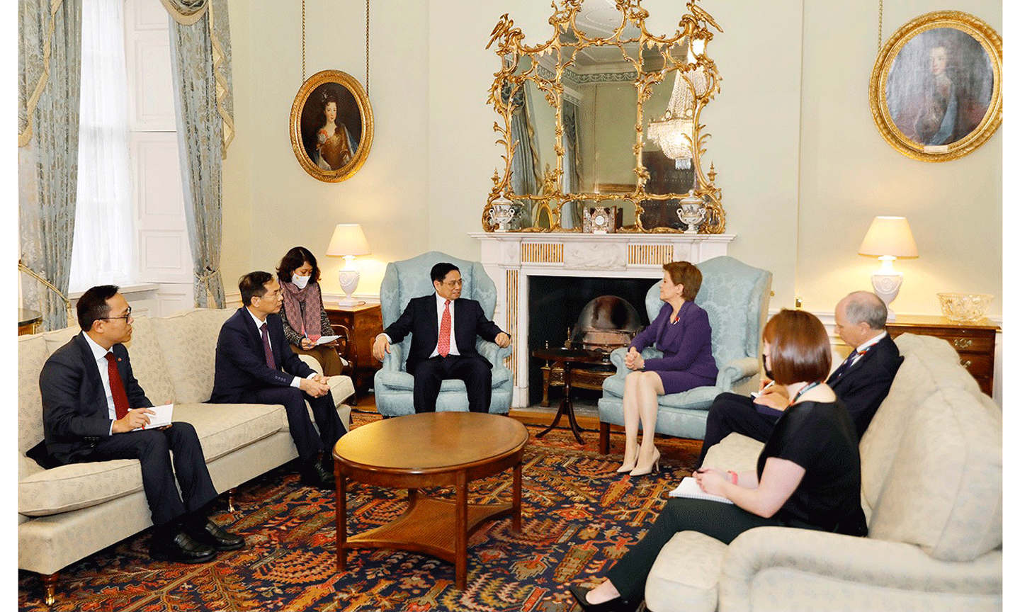 Ngay sau khi đến Vương quốc Anh, Thủ tướng Phạm Minh Chính gặp Thủ hiến Scotland Nicola Sturgeon. Tại cuộc gặp, Thủ tướng Phạm Minh Chính nêu định hướng hợp tác trong hàng loạt lĩnh vực nhiều tiềm năng giữa Việt Nam-Scotland.