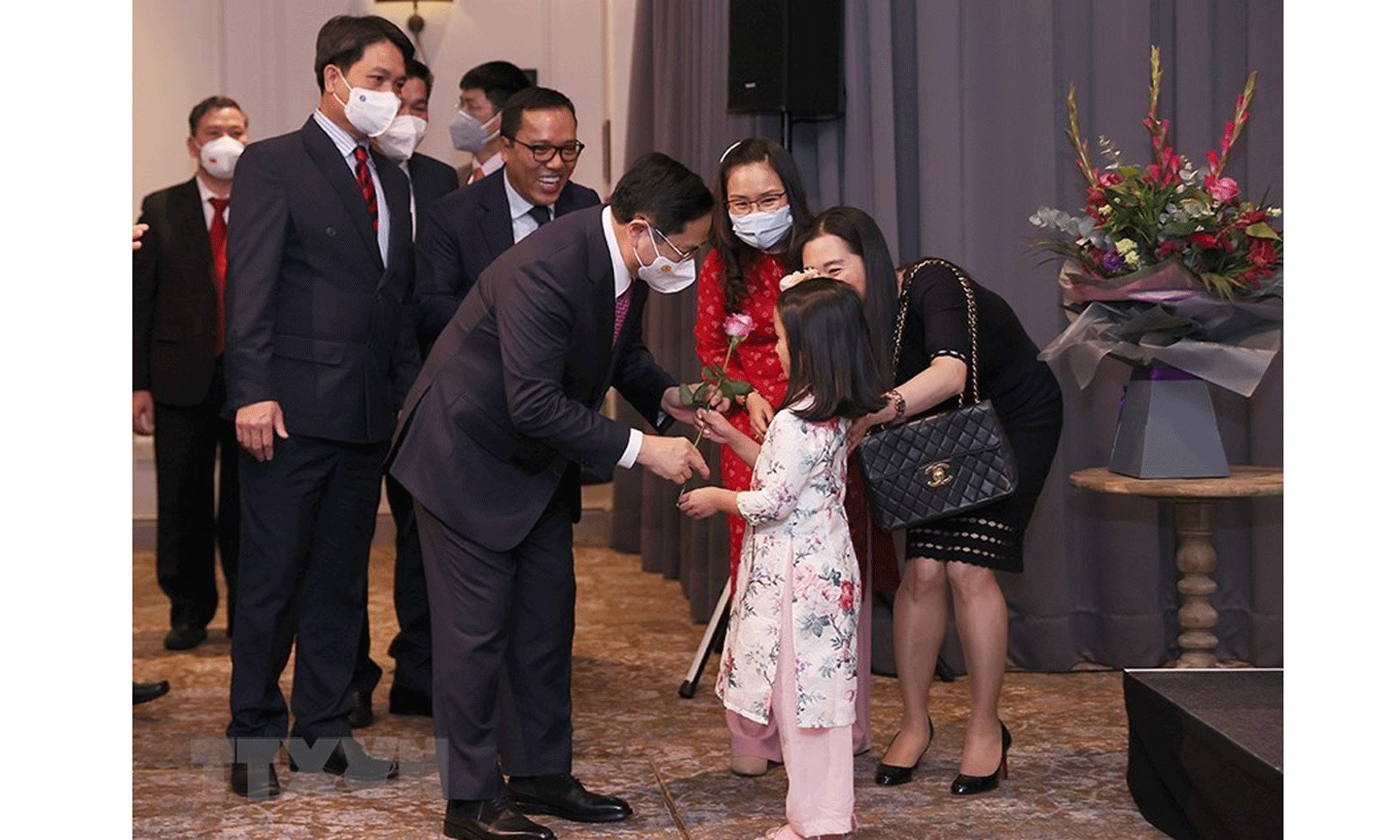 Cùng ngày 31/10, Thủ tướng Phạm Minh Chính đã có cuộc gặp cộng đồng người Việt tại Anh.