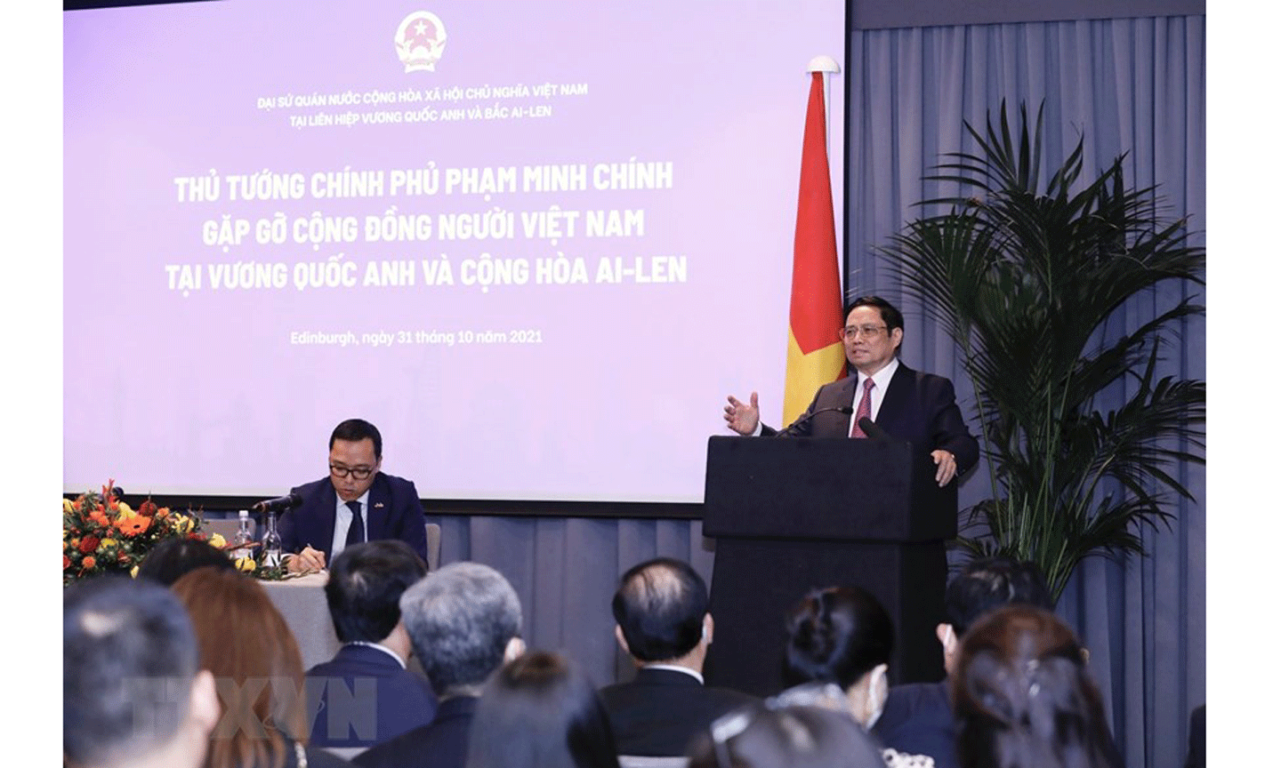 Phát biểu với bà con tại cuộc gặp, Thủ tướng xúc động chia sẻ:“Dù ở đâu, quê hương mỗi người cũng chỉ có một. Ở đâu, chúng ta cũng là con Lạc, cháu Hồng. Dù ở đâu, nhìn thấy người Việt Nam, nhất là lúc xa quê hương đều thấy ấm cúng, chúng ta tự tin dựa vào nhau vươn lên, khẳng định mình”.