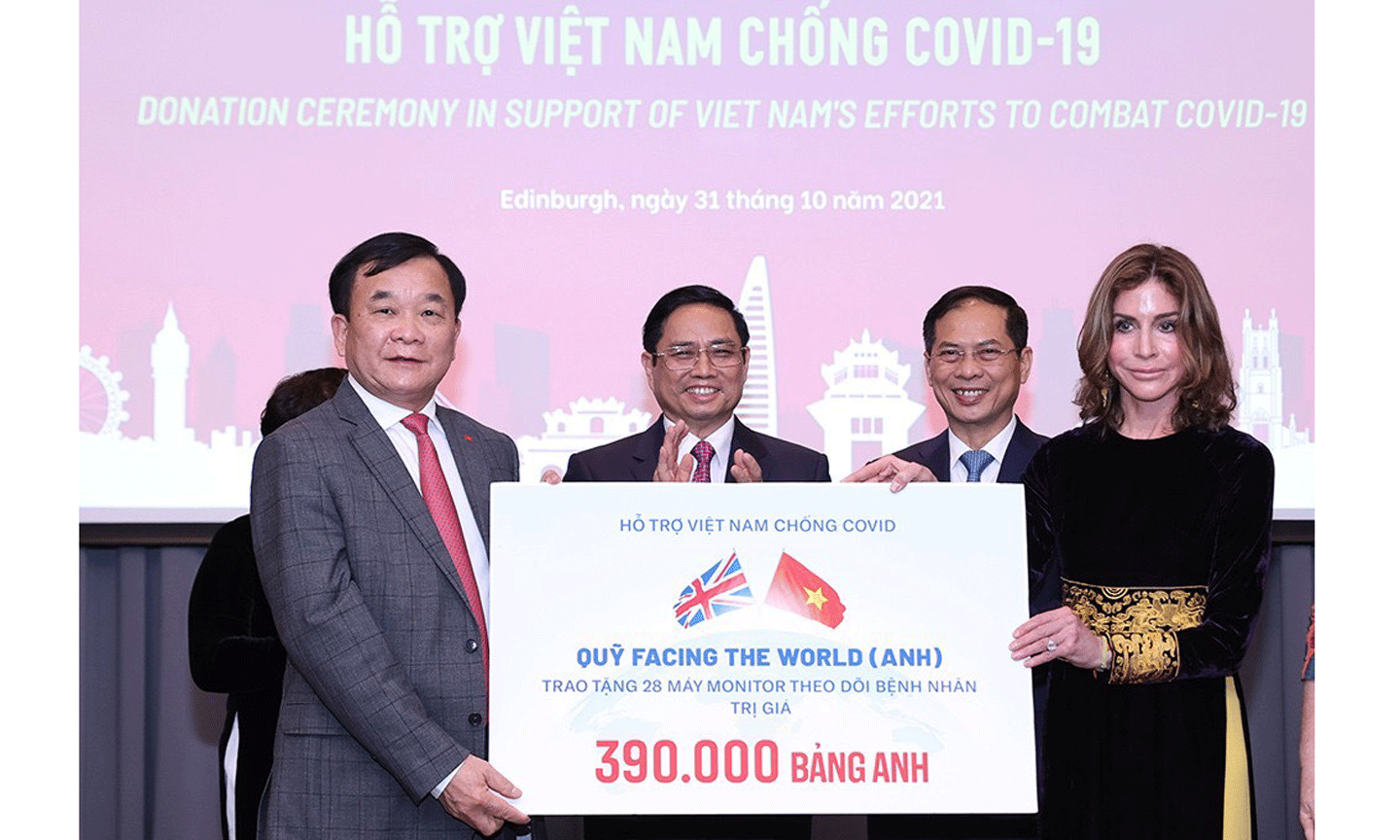 Thủ tướng chứng kiến Quỹ Facing The World (Vương quốc Anh) ủng hộ Việt Nam chống dịch.