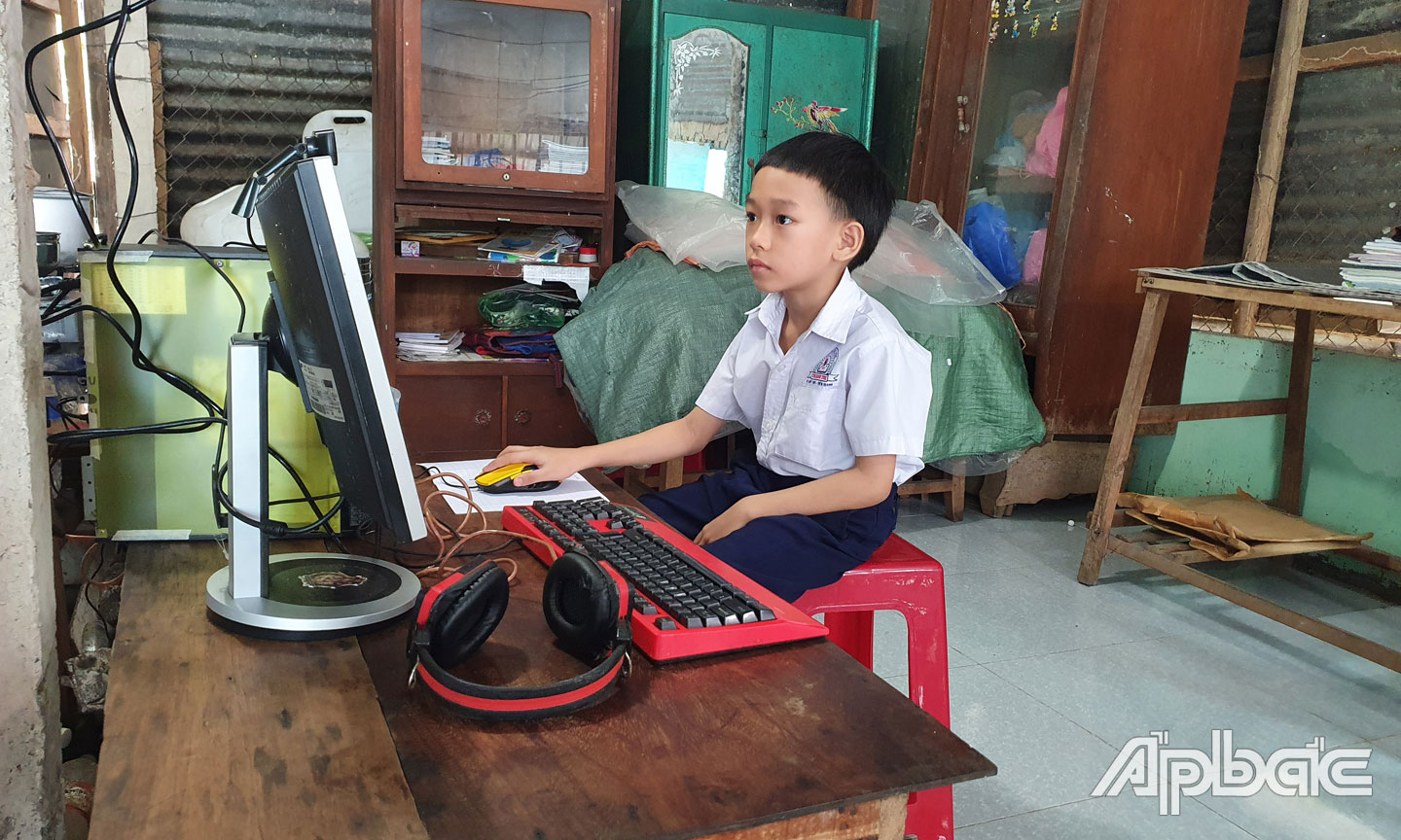 Học sinh Trường Tiểu học Thạnh Trị, TP. Mỹ Tho học trực tuyến. 