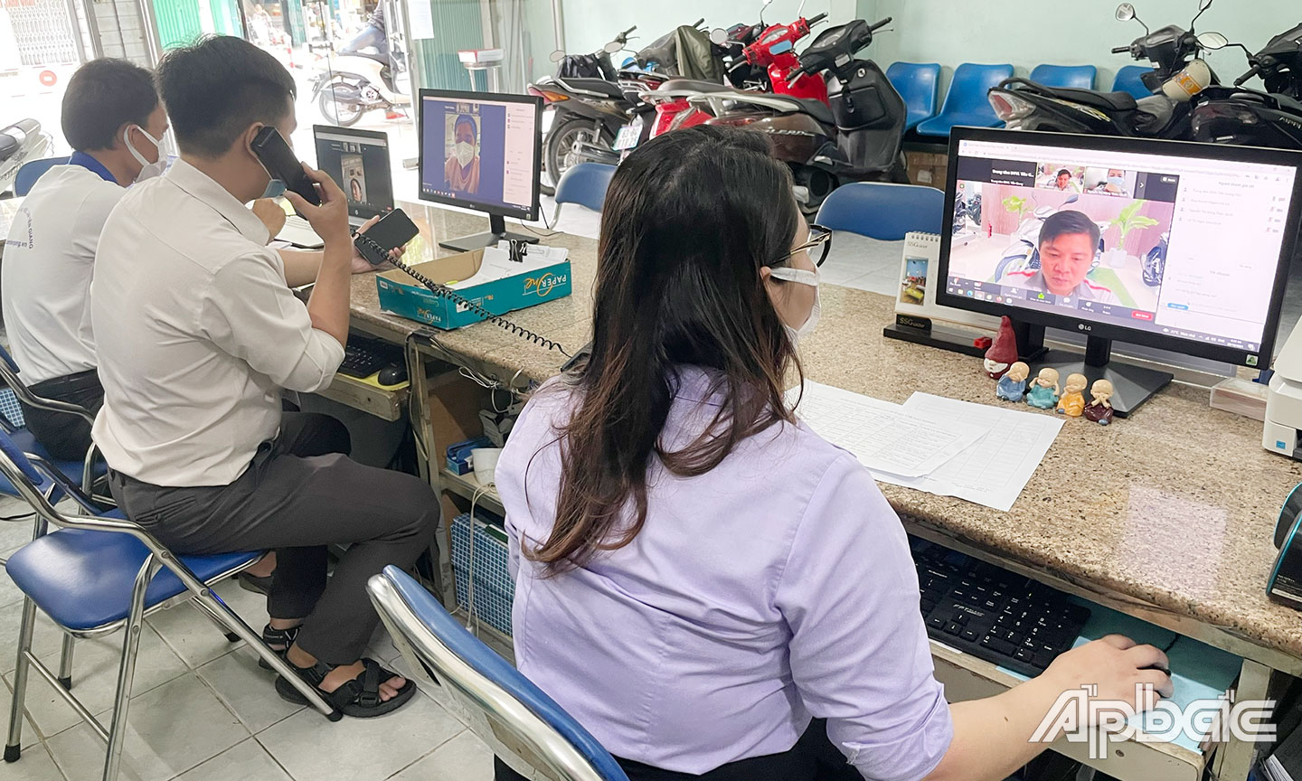 Trung tâm hỗ trợ tư vấn trực tuyến cho người LĐ.                                                                         Ảnh: Tuấn Lâm