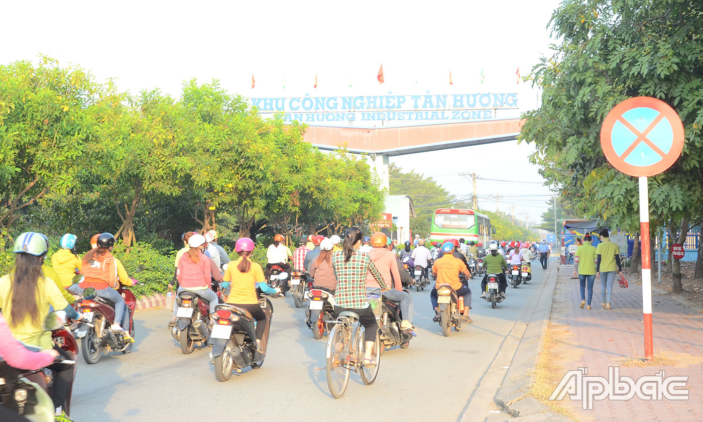 Công nhân đến Khu công nghiệp Tân Hương làm việc bằng phương tiện cá nhân.
