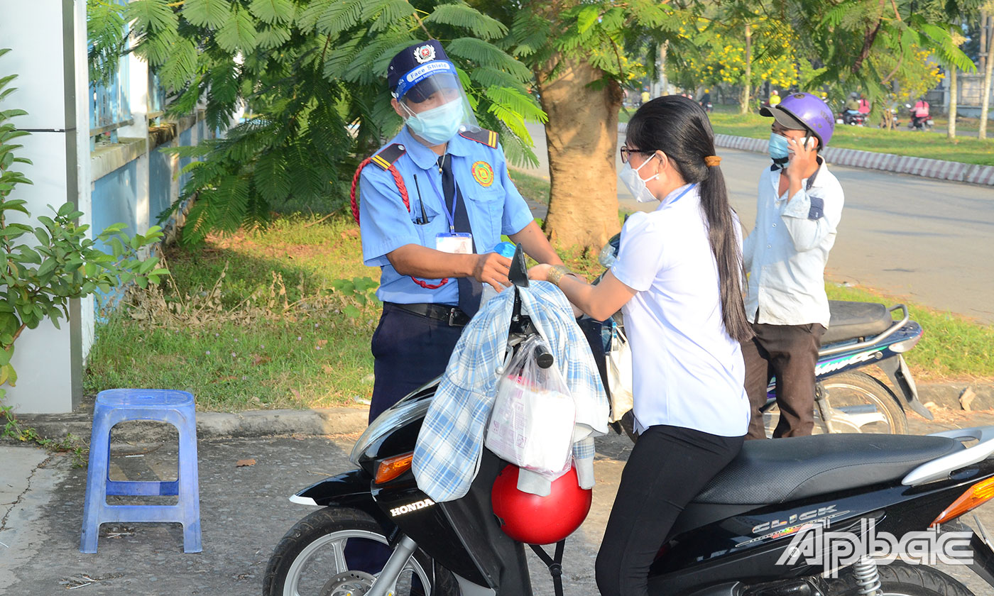 Sát khuẩn cho công nhân trước khi vào công ty.