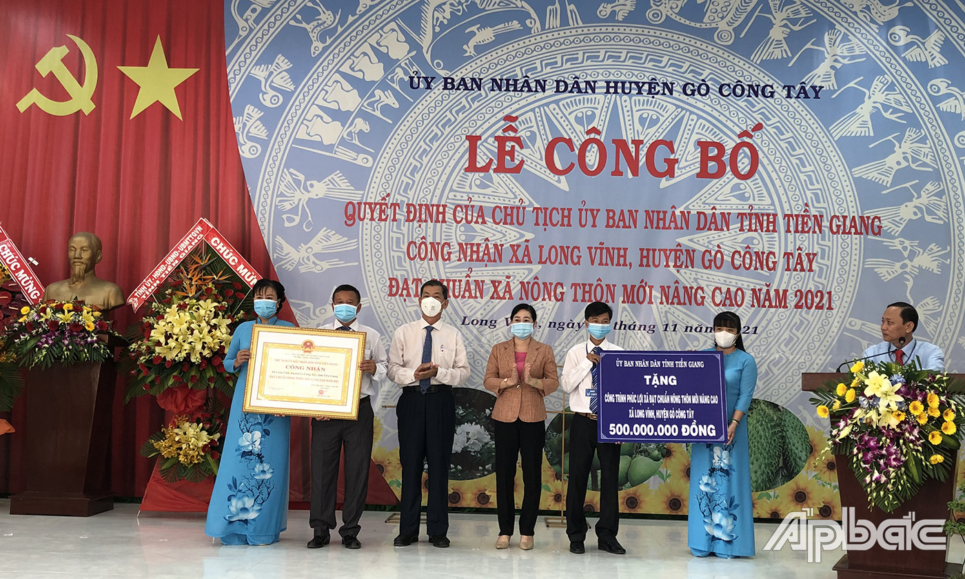 Lãnh đạo UBND tỉnh Tiền Giang đã tặng Bằng công nhận xã nông thôn mới nâng cao và tặng công trình phúc lợi trị giá 500 triệu đồng cho xã Long Vĩnh