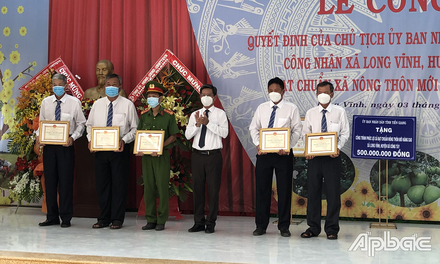 Lãnh đạo trao giấy khen