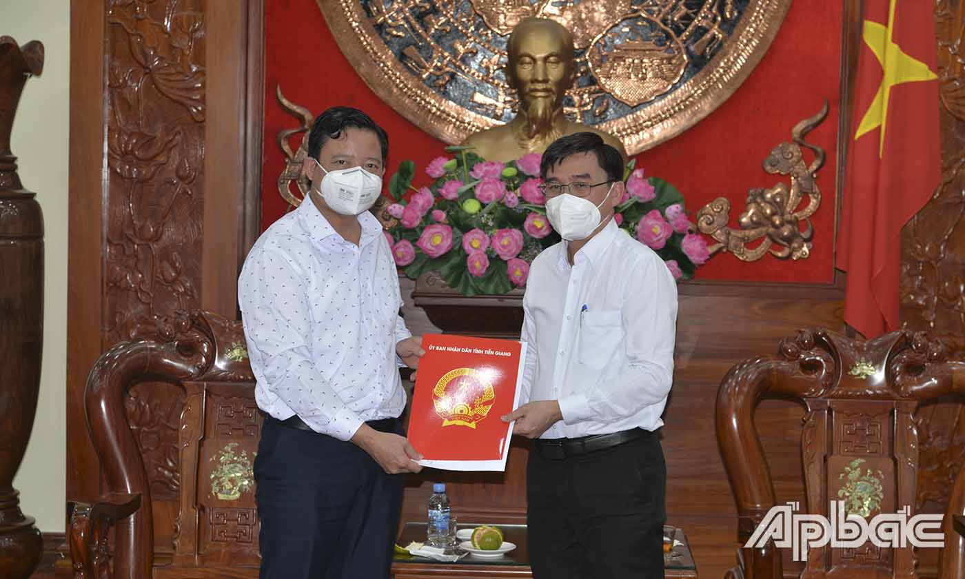 Đồng chí Phạm Văn Mười (bìa phải), Phó Chủ tịch UBND tỉnh Tiền Giang gửi thư cảm ơn đến đồng chí Phạm Tấn Hòa.