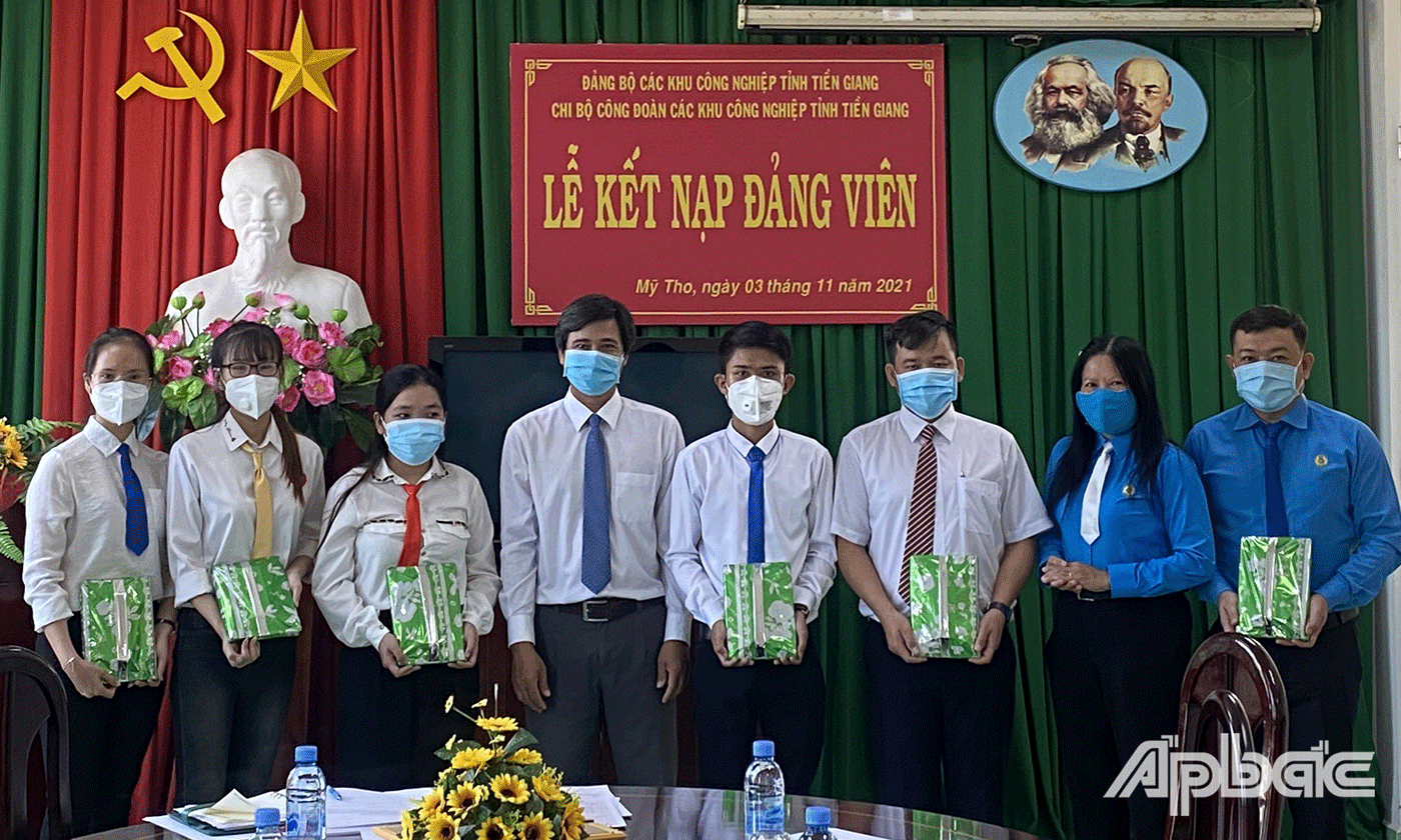 Các đảng viên mới nhận quà chúc mừng tại buổi lễ kết nạp đảng viên