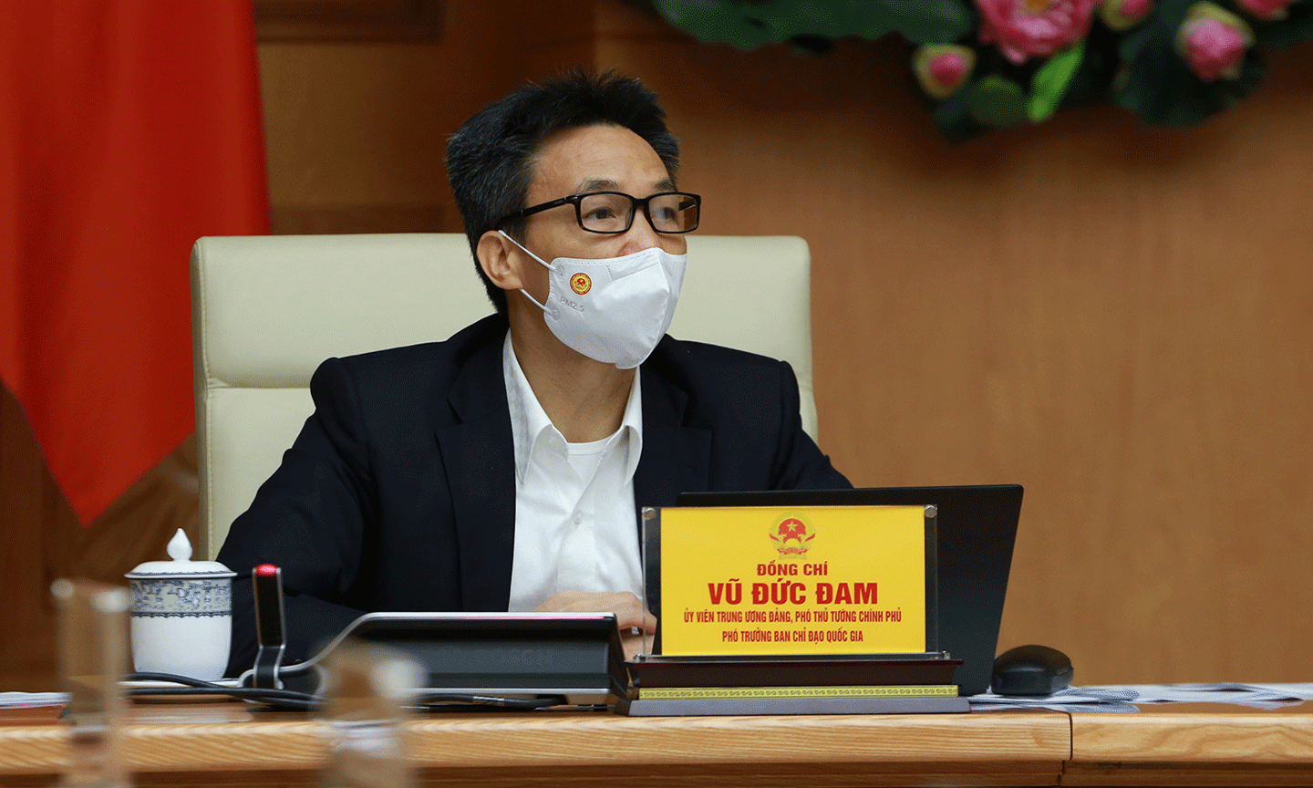 Phó Thủ tướng Vũ Đức Đam: Dù đã tiêm phủ vaccine chúng ta vẫn phải kiên trì các nguyên tắc chống dịch từ những ngày đầu là ngăn chặn, phát hiện, cách ly, khoanh vùng, dập dịch, điều trị sớm - Ảnh: VGP/Đình Nam