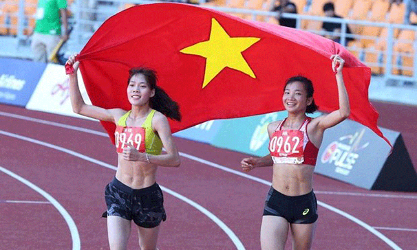 Nguyễn Thị Oanh và Phạm Thị Huệ giành 2 vị trí nhất, nhì ở đường chạy 5.000m nữ tại kỳ SEA Games 30. (Ảnh: Vietnamplus)