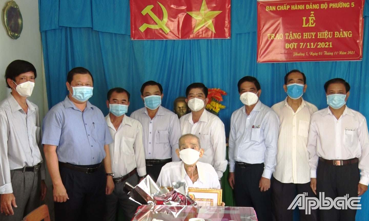 đồng chí Nguyễn Văn Nhã, Ủy viên Ban Thường vụ, Trưởng Ban Tổ chức Tỉnh ủy và đồng chí Phan Phùng Phú, Tỉnh ủy viên, Bí thư Thị ủy Cai Lậy đến nhà trao Huy hiệu 75 năm tuổi Đảng cho đảng viên Ngô Tuấn Long, 