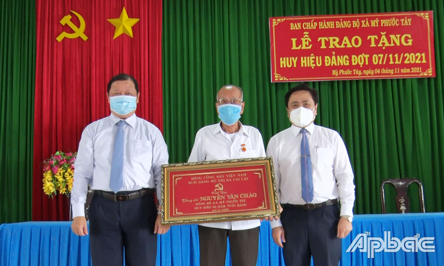 ồng chí Trần Văn Dũng, Ủy viên Ban Thường vụ Tỉnh ủy, Phó Chủ tịch Thường trực UBND tỉnh và đồng chí Phan Phùng Phú, Tỉnh ủy viên, Bí thư Thị ủy Cai Lậy, cùng Ban Chấp hành Đảng bộ xã Mỹ Phước Tây đến dự Lễ trao tặng Huy hiệu Đảng cho 6 đảng viên, do Đảng bộ xã Mỹ Phước Tây