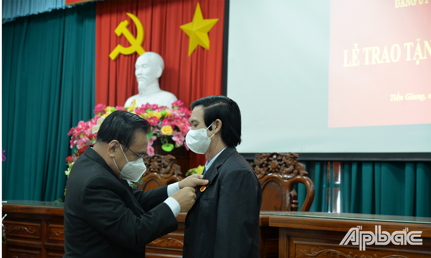 Đồng chí Võ Văn Bình cài Huy hiệu Đảng cho đồng chí Nguyễn Văn Danh.