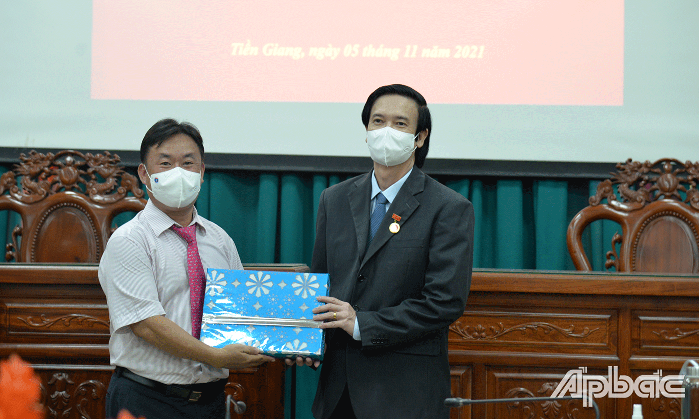 Các tập thể, cá nhân tặng quà chúc mừng chí Nguyễn Văn Danh.