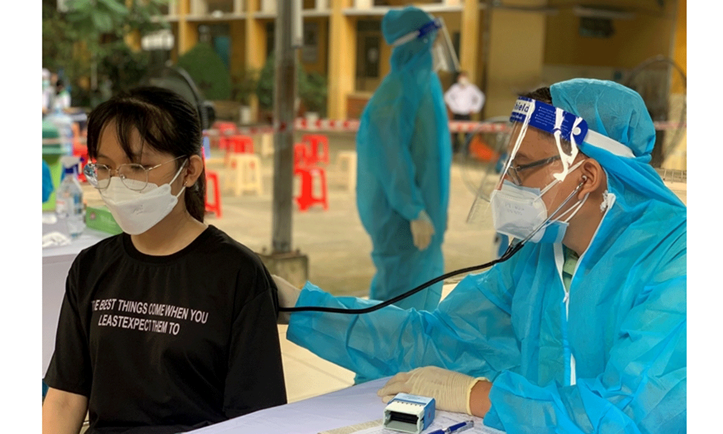 Nhân viên y tế khám sàng lọc cho học sinh trước khi tiêm vắc xin. (Ảnh minh họa: Bảo Minh)