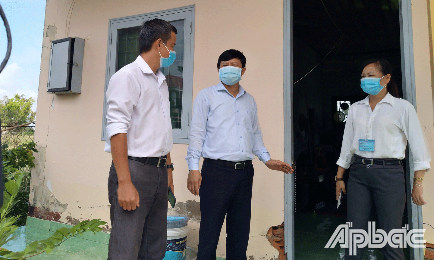 Lãnh đạo ngành giáo dục tỉnh Tiền Giang và lãnh đạo Phòng GD-ĐT huyện Tân Phú Đông đi kiểm tra thực tế tại các trường học. 