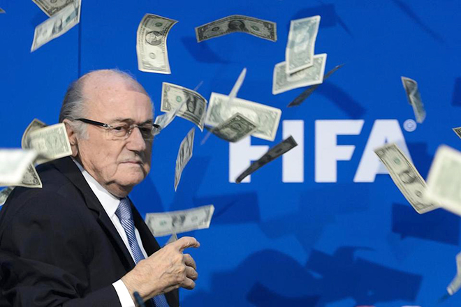 Blatter từng bị ném tiền vào mặt.