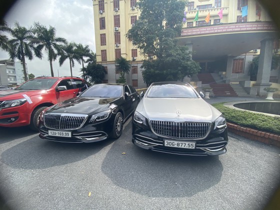 Công an thu giữ 4 xe ô tô trong đường dây cờ bạc. Ảnh: A05