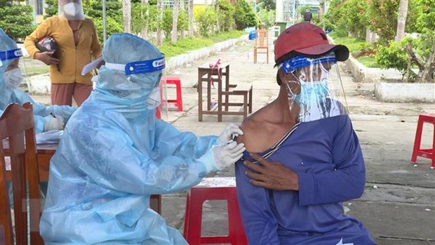 Thị xã Giá Rai khẩn trương tiêm vaccine phòng COVID-19 cho người dân, phấn đấu đạt 98% tổng số người trên 18 tuổi. (Ảnh: TTXVN phát)