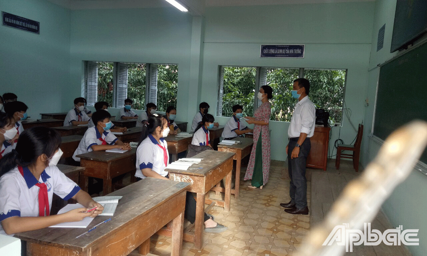 Trưởng Phòng Gi áo dục và Đào tạo huyện Tân Phú Đông kiểm tra tại Trường