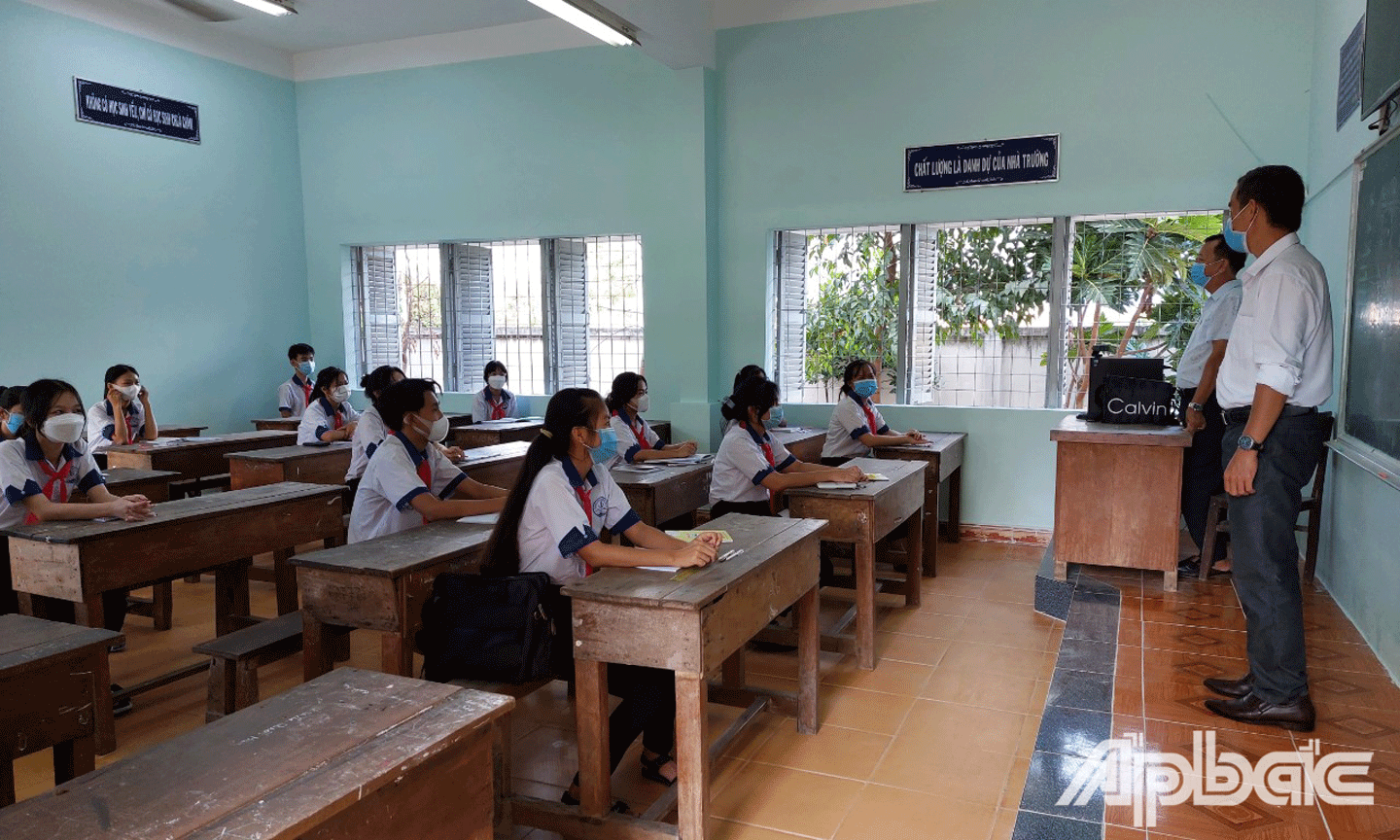 Trưởng Phòng Gi áo dục và Đào tạo huyện Tân Phú Đông Phạm Minh Tâm dặn dò học sinh phải thật sự thực hiện nghiêm 5K trong công tác phòng dịch khi ở trường cũng như ở nhà, tuyệt đối không chủ quan. ại Trường
