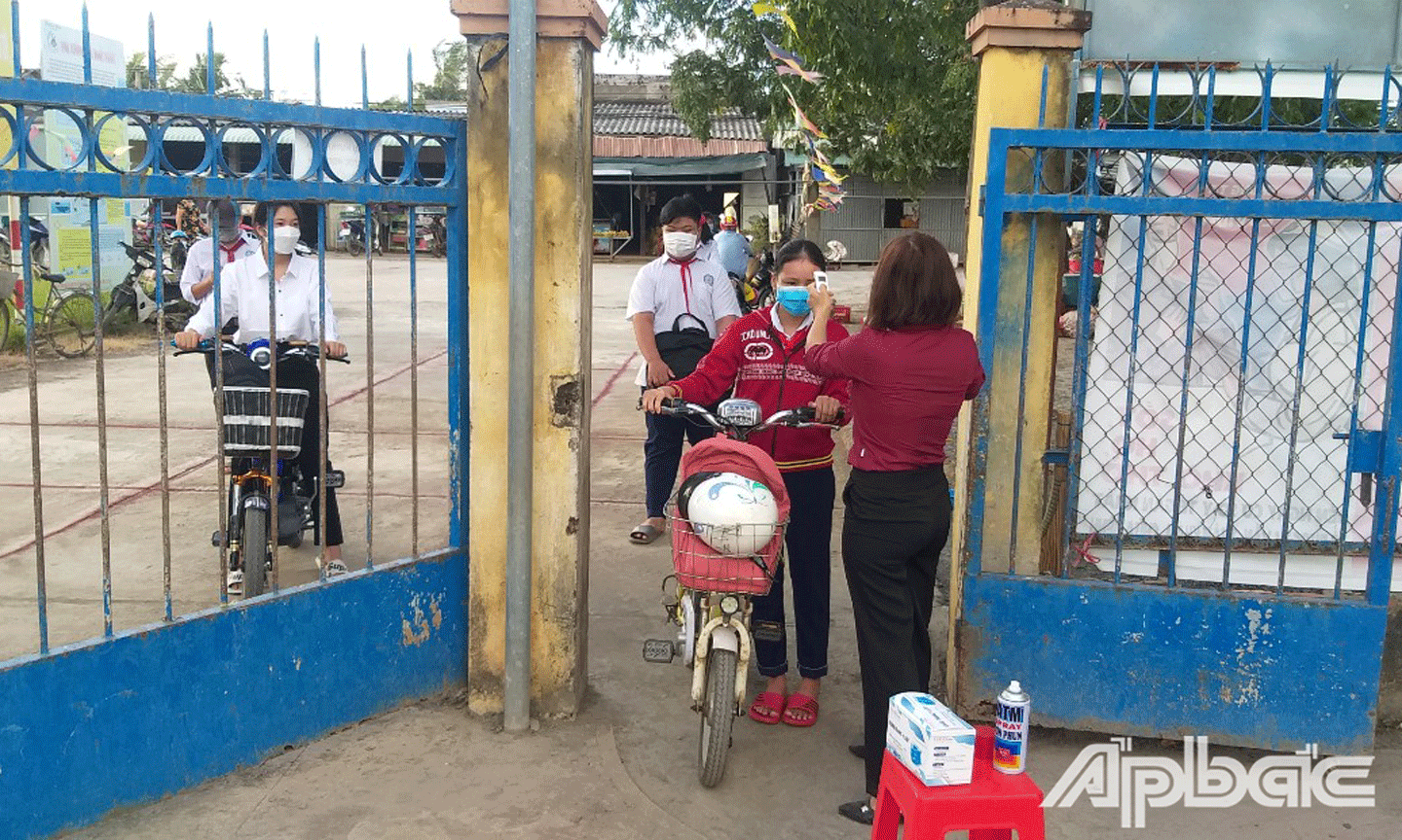 Học sinh Trường Tiểu học - THCS Phú Tân  được đo thân nhiệt, rửa tay sát khuẩn khi trở lại trường. 