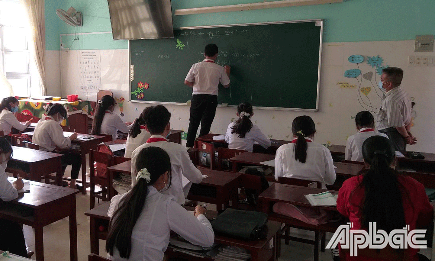 Tiết học đầu tiên của học sinh Trường THCS sau hơn 2 tháng học trực tuyến. 