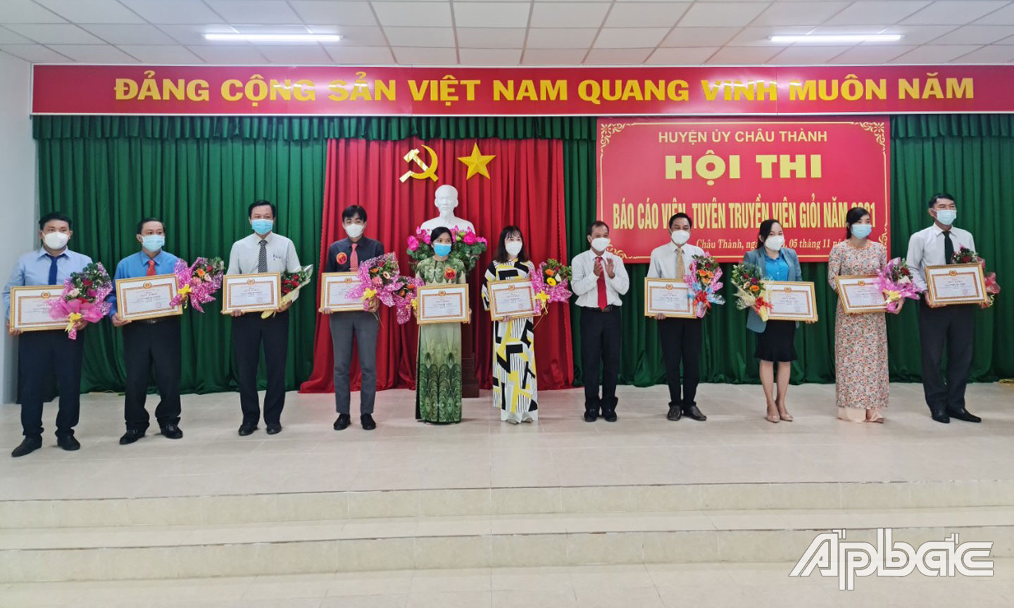 Ban Tổ chức trao giải cho các thí sinh dự thi. Ảnh: M.T