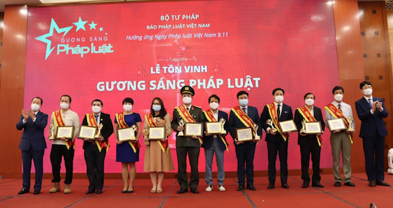 Lễ tôn vinh 50 gương sáng pháp luật 2021. Ảnh: TL. 