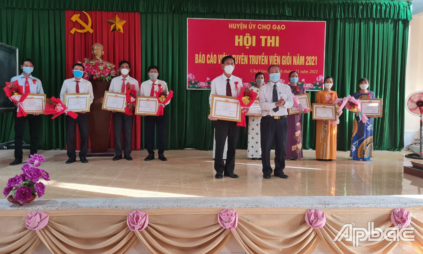 Trao giải Nhất cho thí sinh Châu Văn Em.