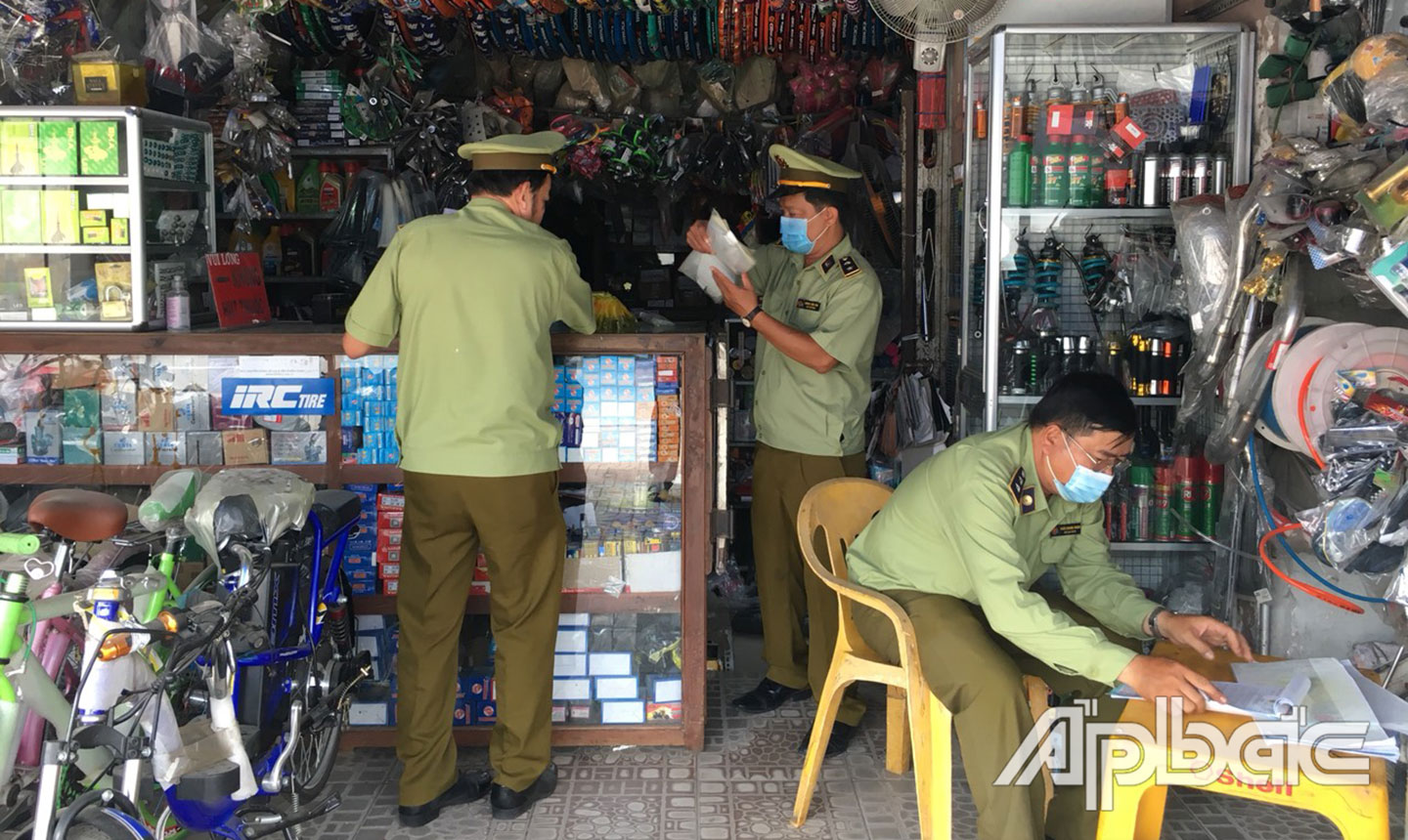 Lực lượng QLTT kiểm tra cửa hàng phụ tùng xe máy tại TP. Mỹ Tho.