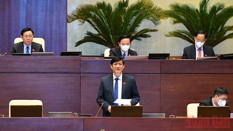 Quang cảnh phiên chất vấn về lĩnh vực y tế, sáng 10/11. Ảnh: LINH NGUYÊN 