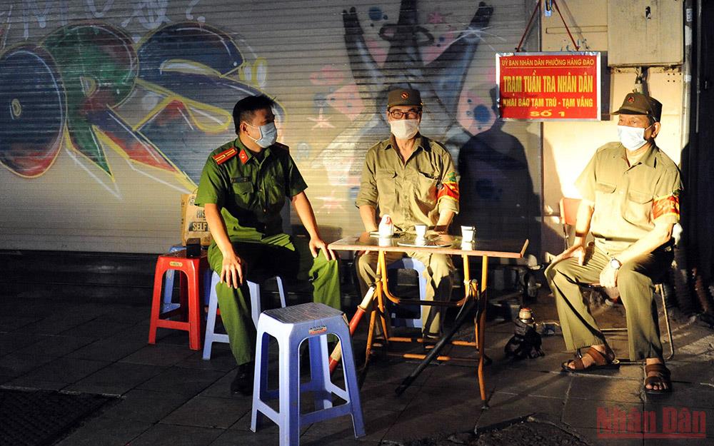 Tổ Covid-19 cộng đồng phường Hàng Đào, Hoàn Kiếm, Hà Nội. (Ảnh: DUY LINH)