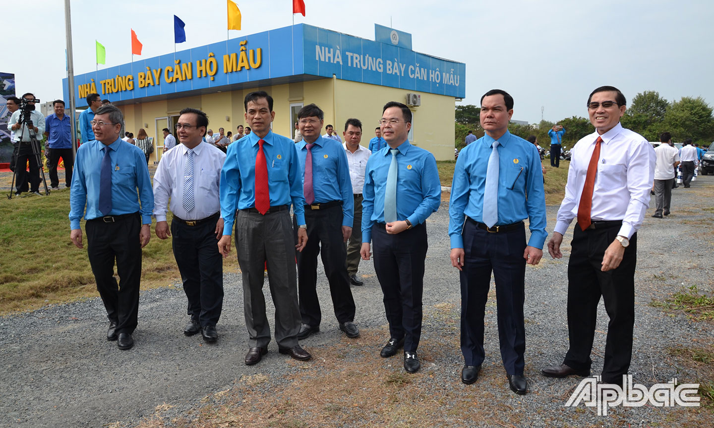 Lãnh đạo Tổng LĐLĐ Việt Nam cùng lãnh đạo tỉnh Tiền Giang và LĐLĐ tỉnh Tiền Giang tham quan nhà trưng bày căn hộ mẫu và khu đất xây dựng thiết chế Công đoàn tại Tiền Giang vào tháng 2-2020.                                                                                                                                                               Ảnh: Minh Thành