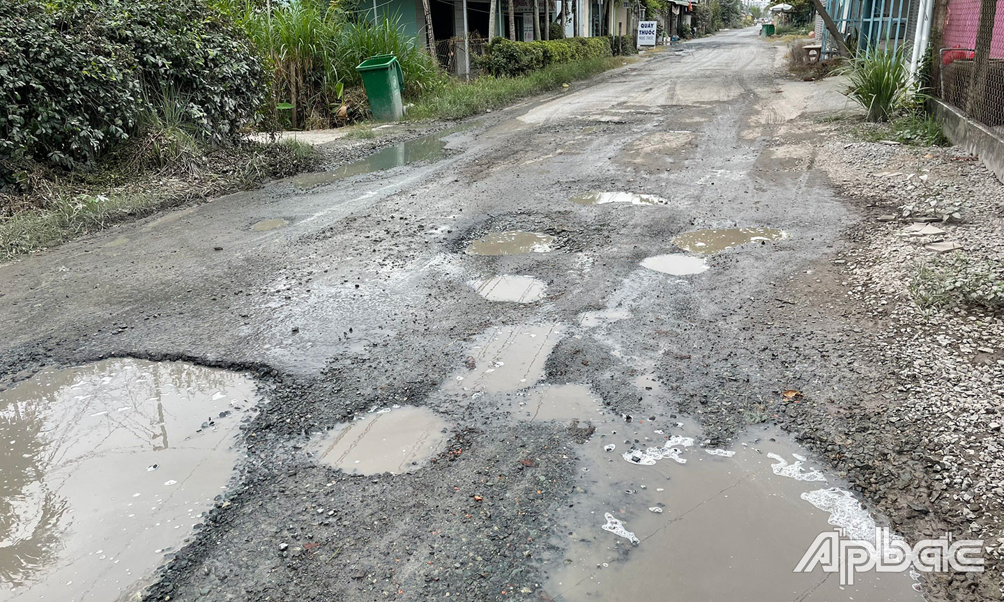 Mặt đường huyện lộ 32 chi chít “ổ gà”, “ổ voi”.