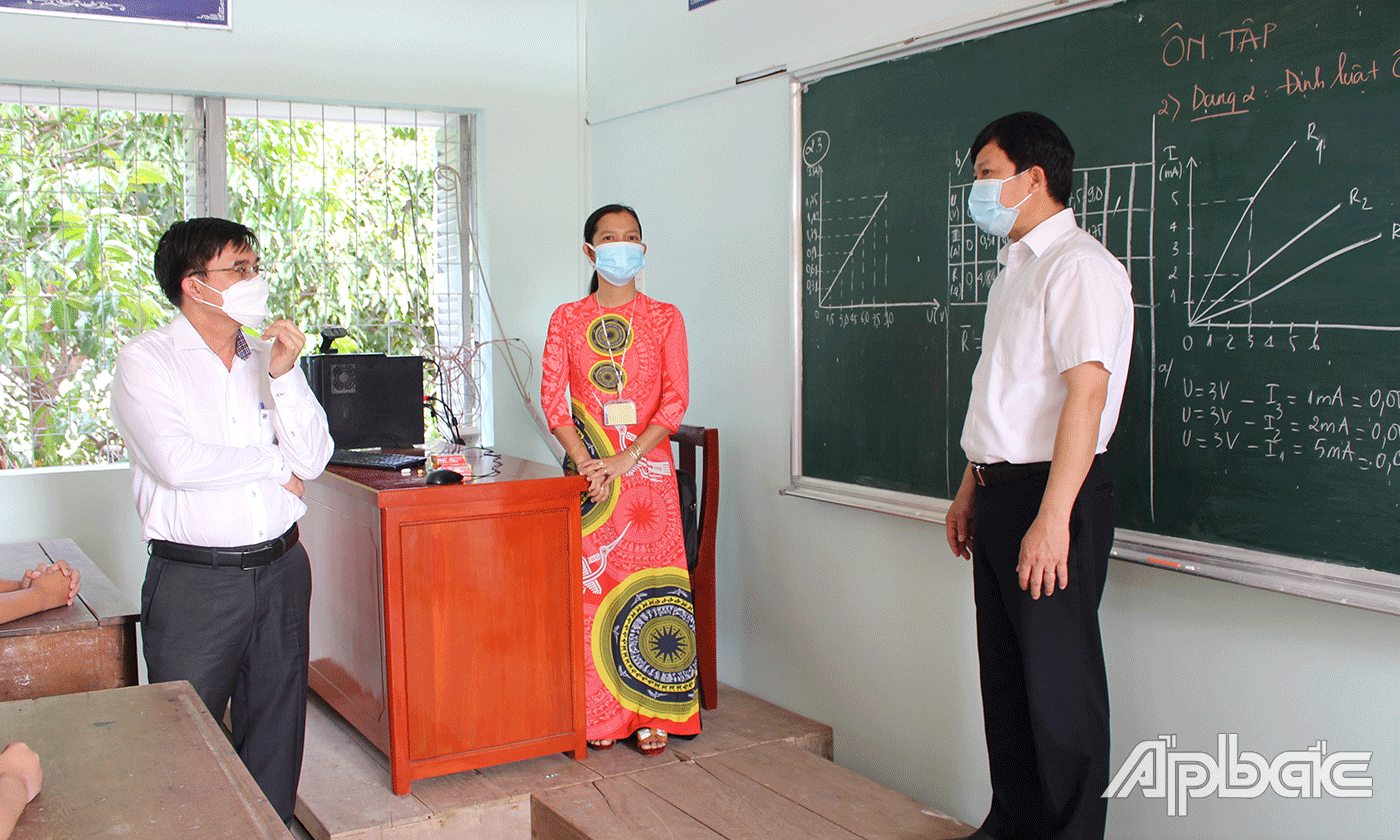 Lãnh đạo tỉnh, lãnh đạo ngành giáo dục thăm, kiểm tra Trường THCS Phú Đông. 
