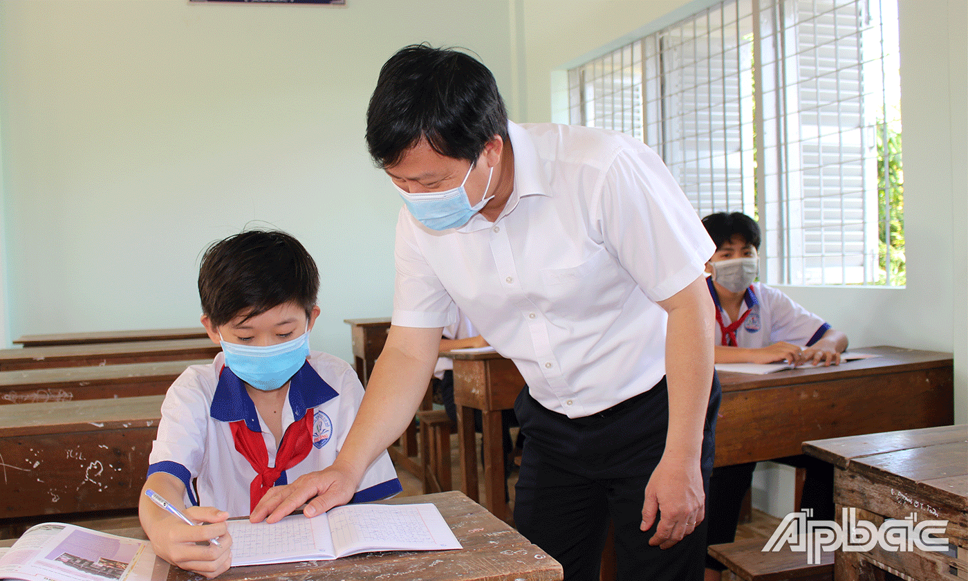 Tiến sĩ Lê Quang Trí, Giám đốc Sở GD-ĐT thăm hỏi học sinh Trường THCS Phú Đông. 