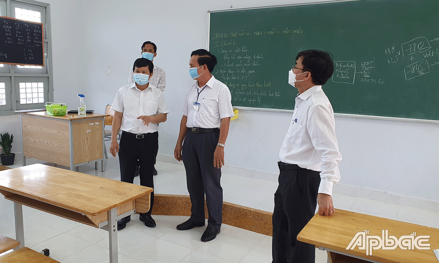 Lãnh đạo tỉnh, lãnh đạo ngành giáo dục thăm, kiểm tra Trường THCS - THPT Phú Thạnh. 