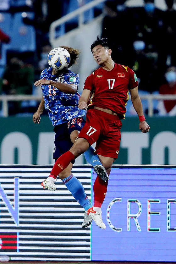 Văn Thanh tranh chấp bóng bổng với cầu thủ Nhật Bản. Ảnh: MINH HOÀNG