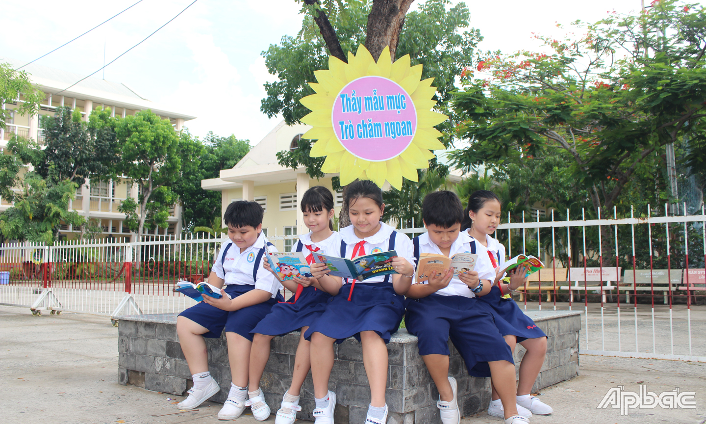 Các trường học đang chú trọng bồi dưỡng, nâng cao kỹ năng đọc sách cho học sinh; ảnh chụp Trường Tiểu học Nguyễn Huệ, TP. Mỹ Tho khi dịch chưa bùng phát. 