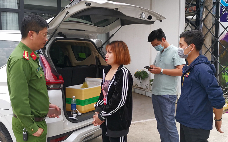 Nguyễn Thị Thái Dung (trú phường 8, TP Đà Lạt, Lâm Đồng) bị lực lượng chức năng bắt vì có hành vi xay cần sa rồi pha vào trà sữa bán kiếm lời. Ảnh: NGỌC HÀ