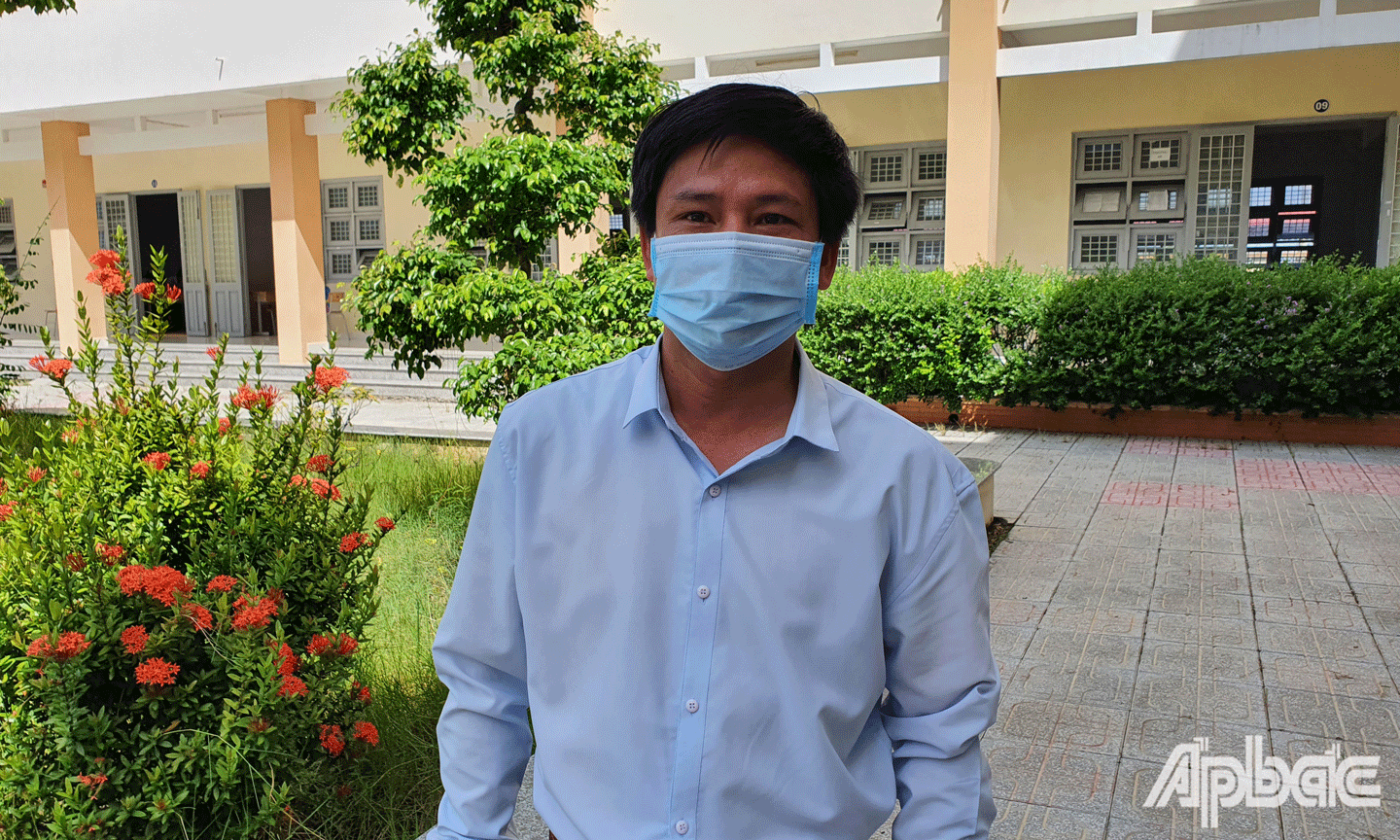 Thầy Lê Hoàng Khải, Phó Hiệu trưởng Trường THCS - THPT Phú Thạnh. 