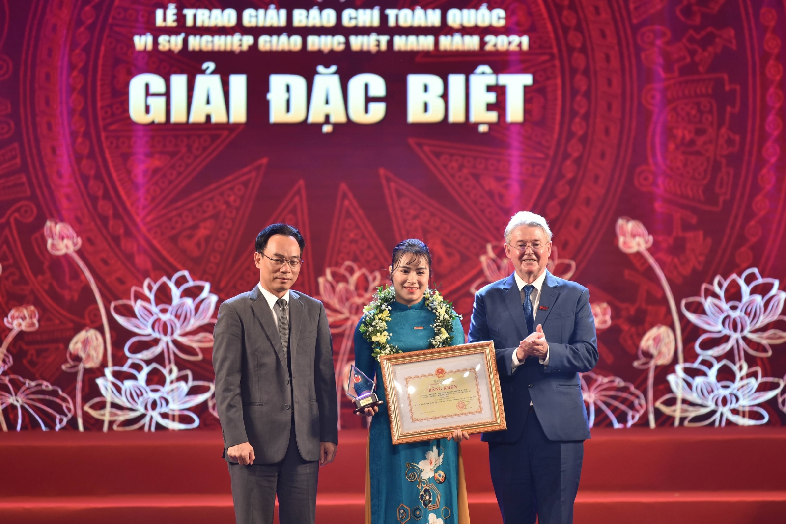 Đại diện nhóm tác giả đoạt giải đặc biệt nhận giải.