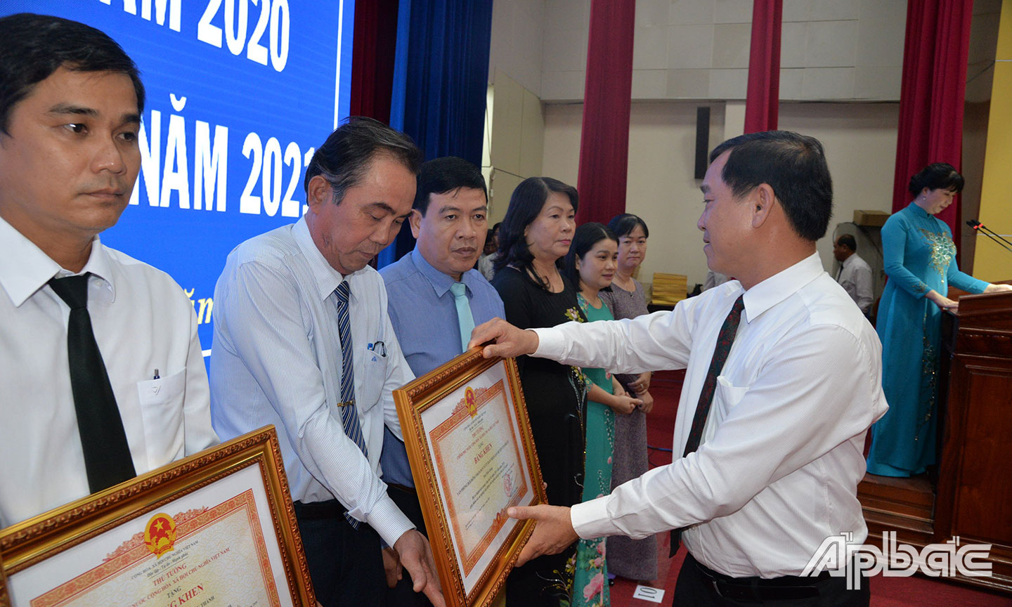 Lãnh đạo Văn phòng nhận Bằng khen của Thủ tướng Chính phủ tại Hội nghị tổng kết phong trào thi đua năm 2020.